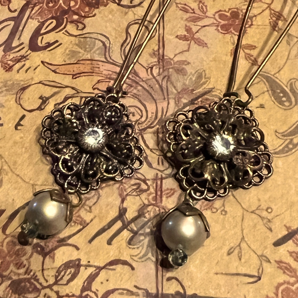 Beautiful Elegant Vintage-Look Bronze Earrings.